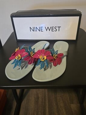 Nine West Mint Green Flip Flops with Pink & Teal Floral Accents Woman' Size 8***